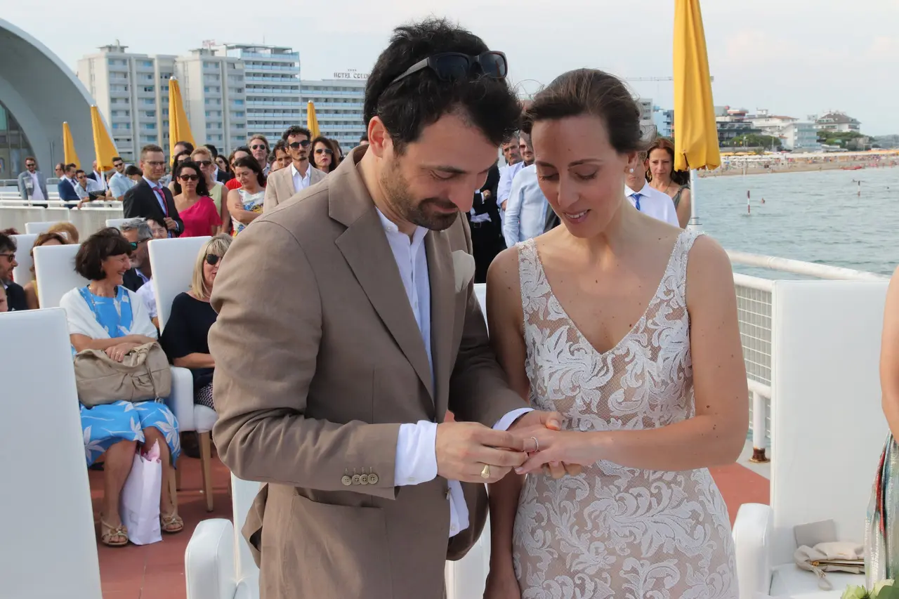 Scambio degli anelli sulla terrazza a mare