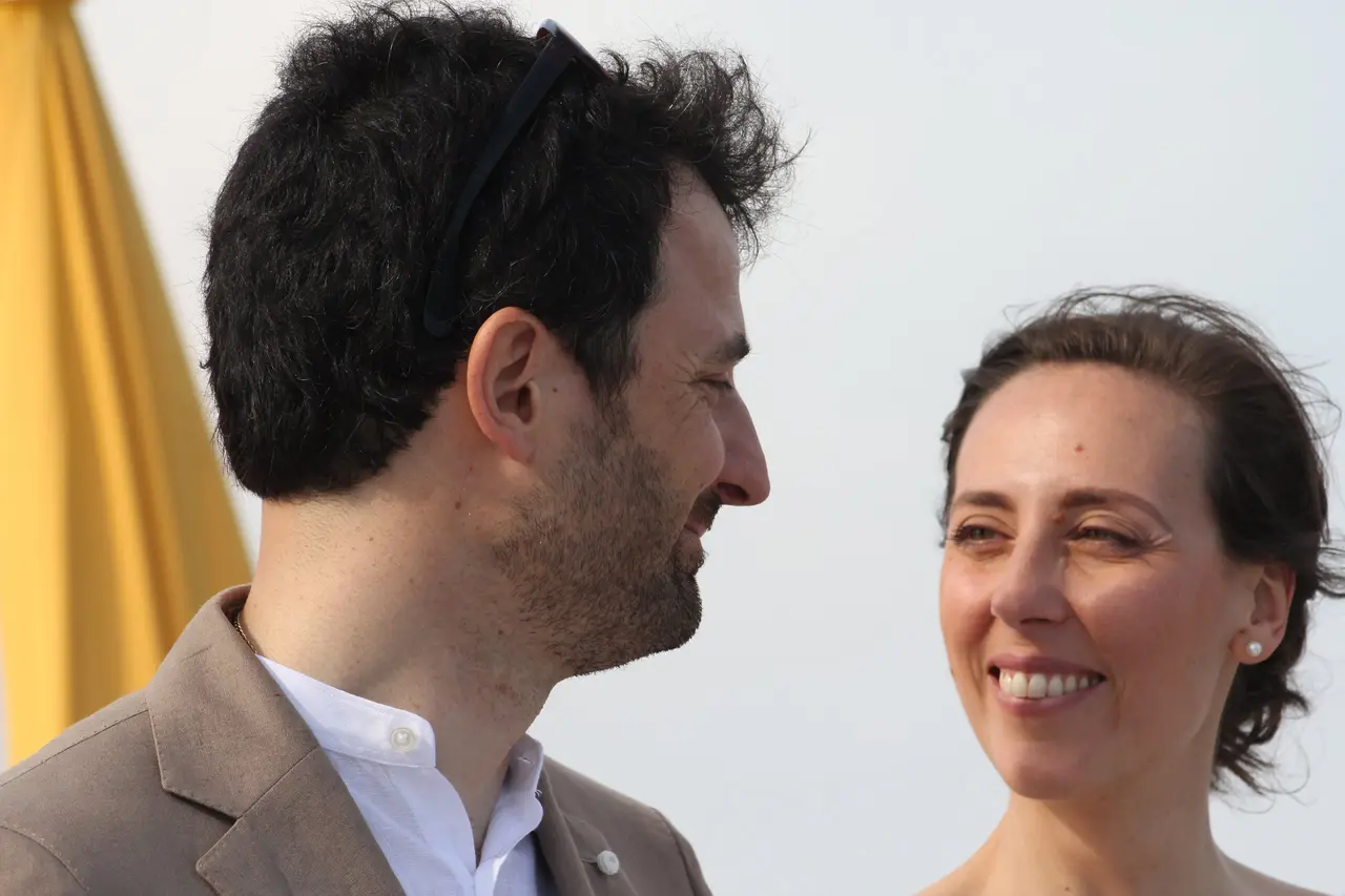 Sposi di profilo al mare