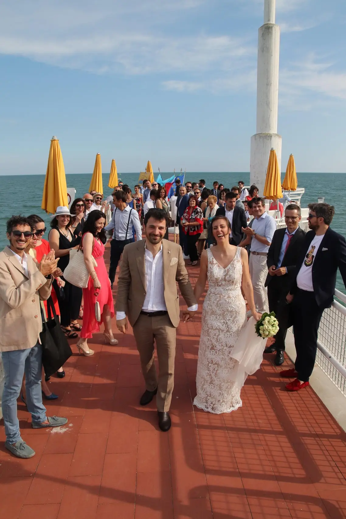Corteo sul pontile al mare
