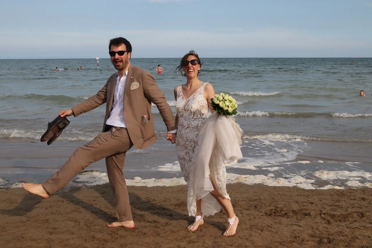 Sposi che camminano sul pontile al crepuscolo