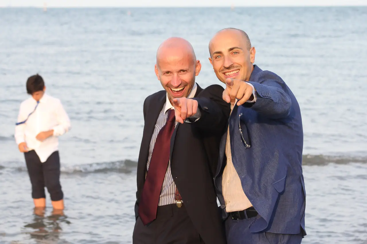 Collaboratori e amici durante un matrimonio