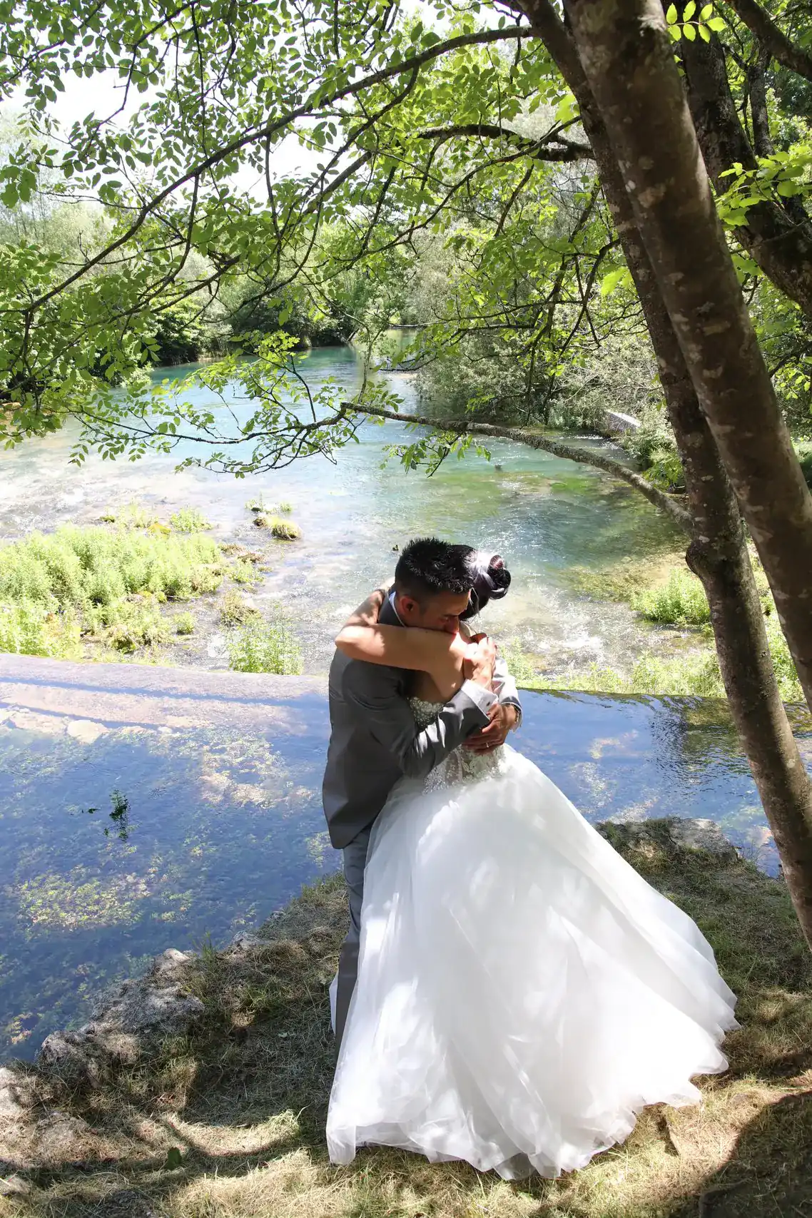 Abbraccio nella natura vicino al fiume turchese