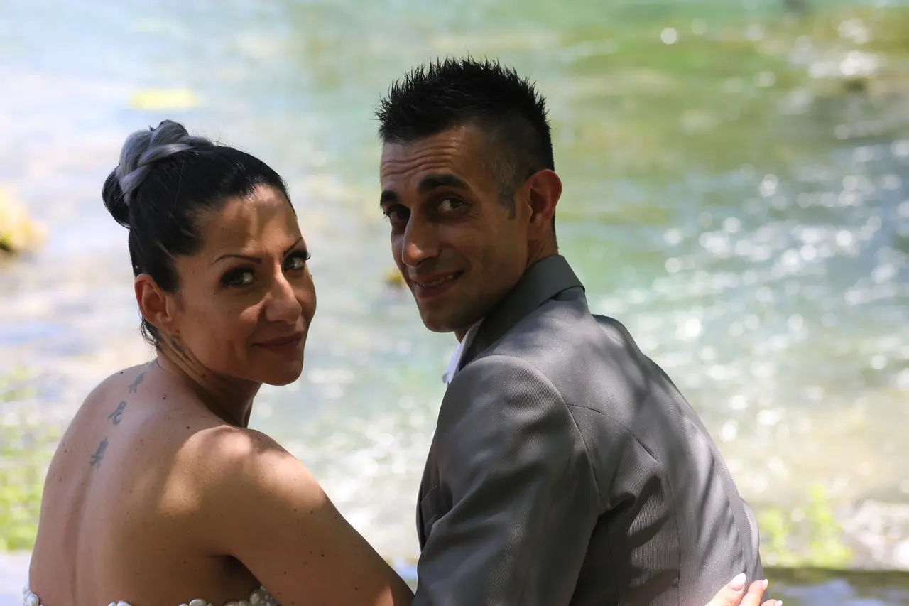 Sposi vicino al fiume turchese