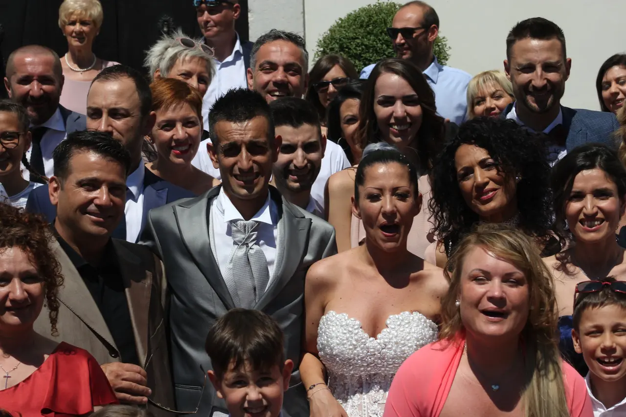 Foto di gruppo con tutti gli invitati di un evento