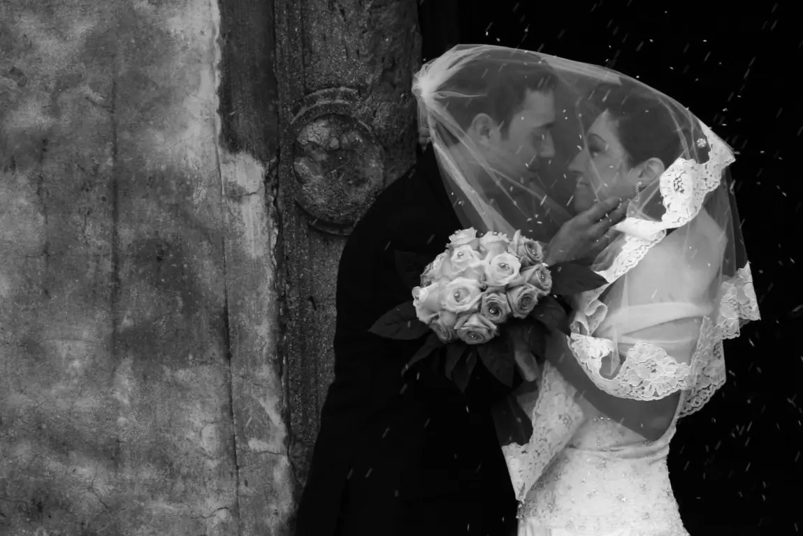 Bacio sotto il velo, scatto in bianco e nero
