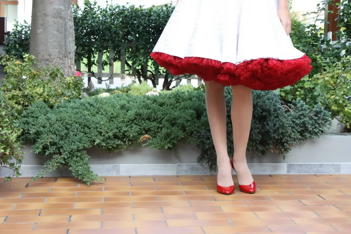 Scarpe rosse e sottoveste rossa