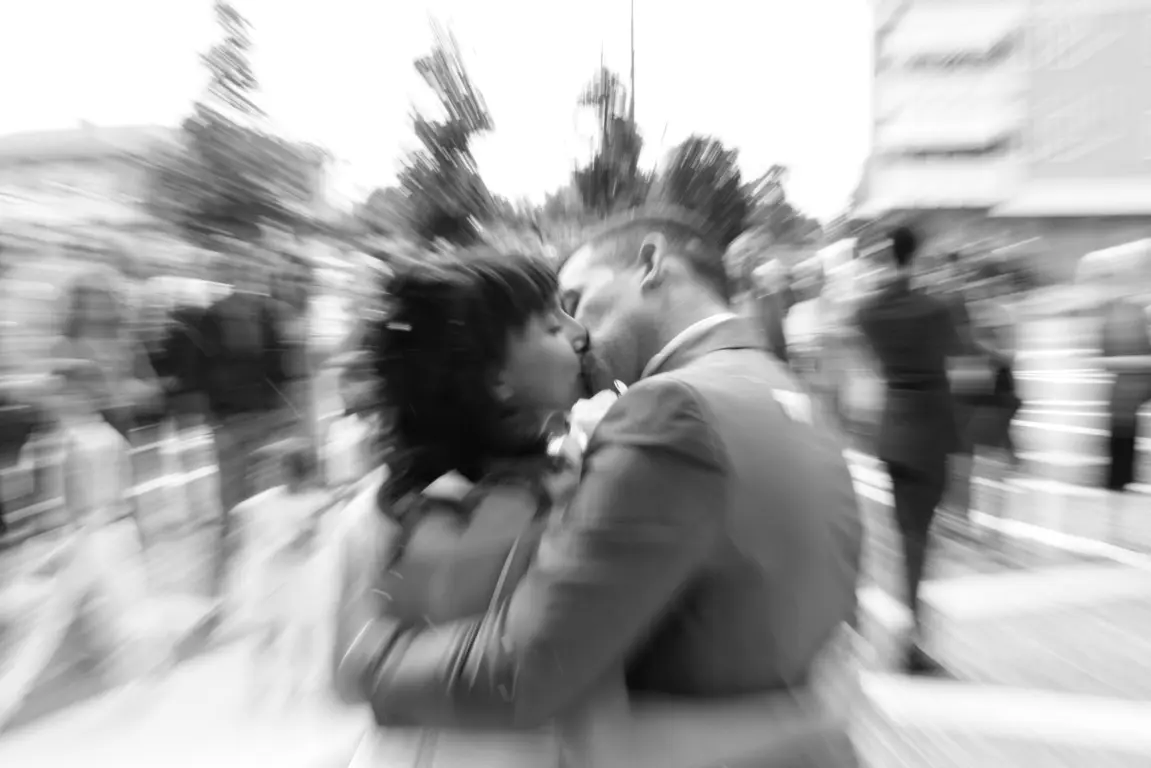 Bacio con effetto mosso in bianco e nero