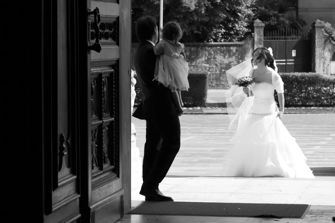 Arrivo della sposa in chiesa in bianco e nero