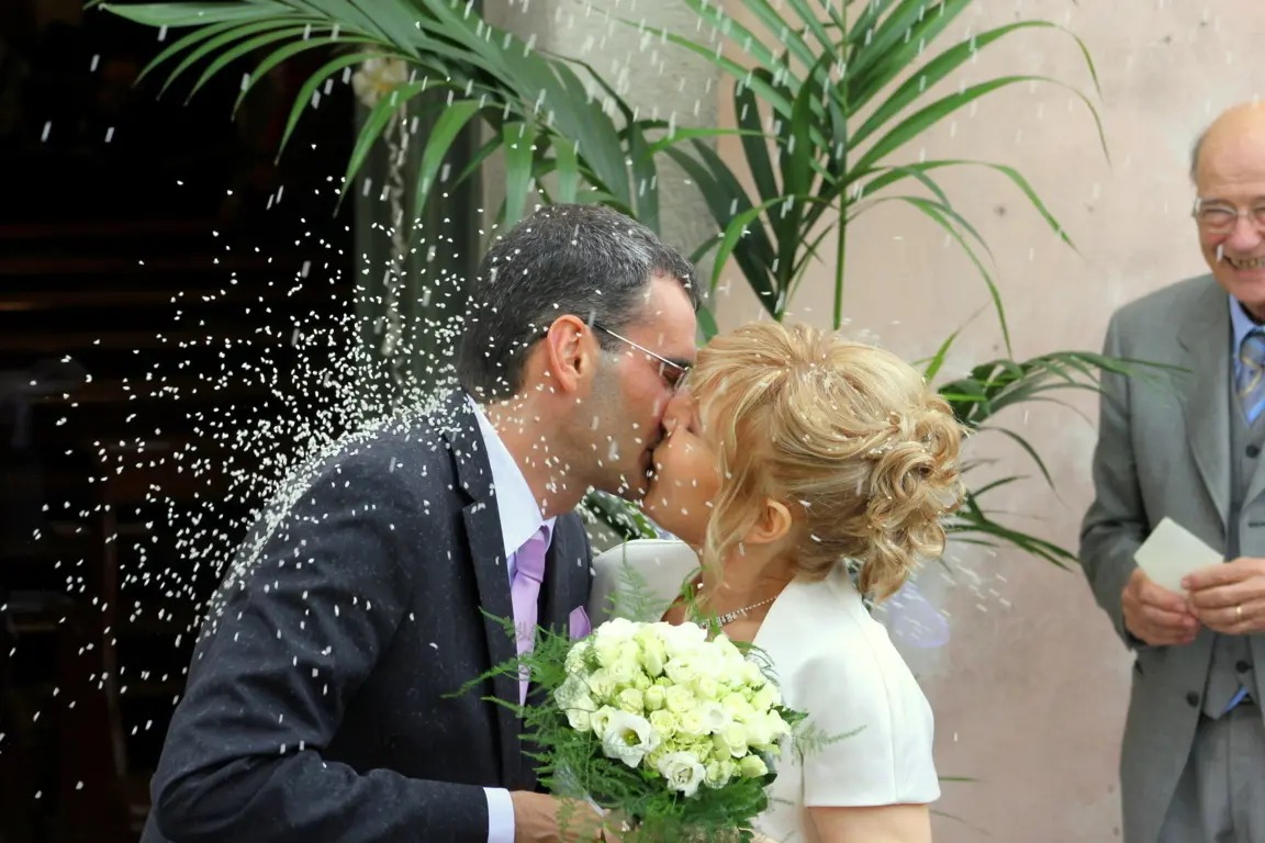 Bacio sotto il lancio del riso