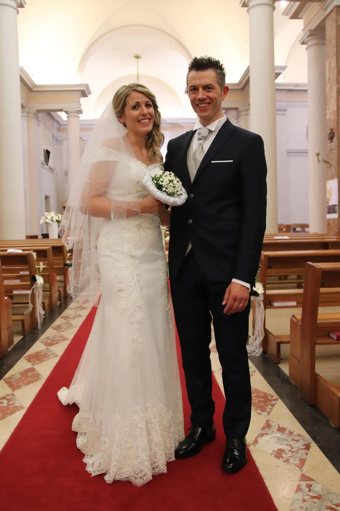 Sposi sul tappeto rosso della chiesa