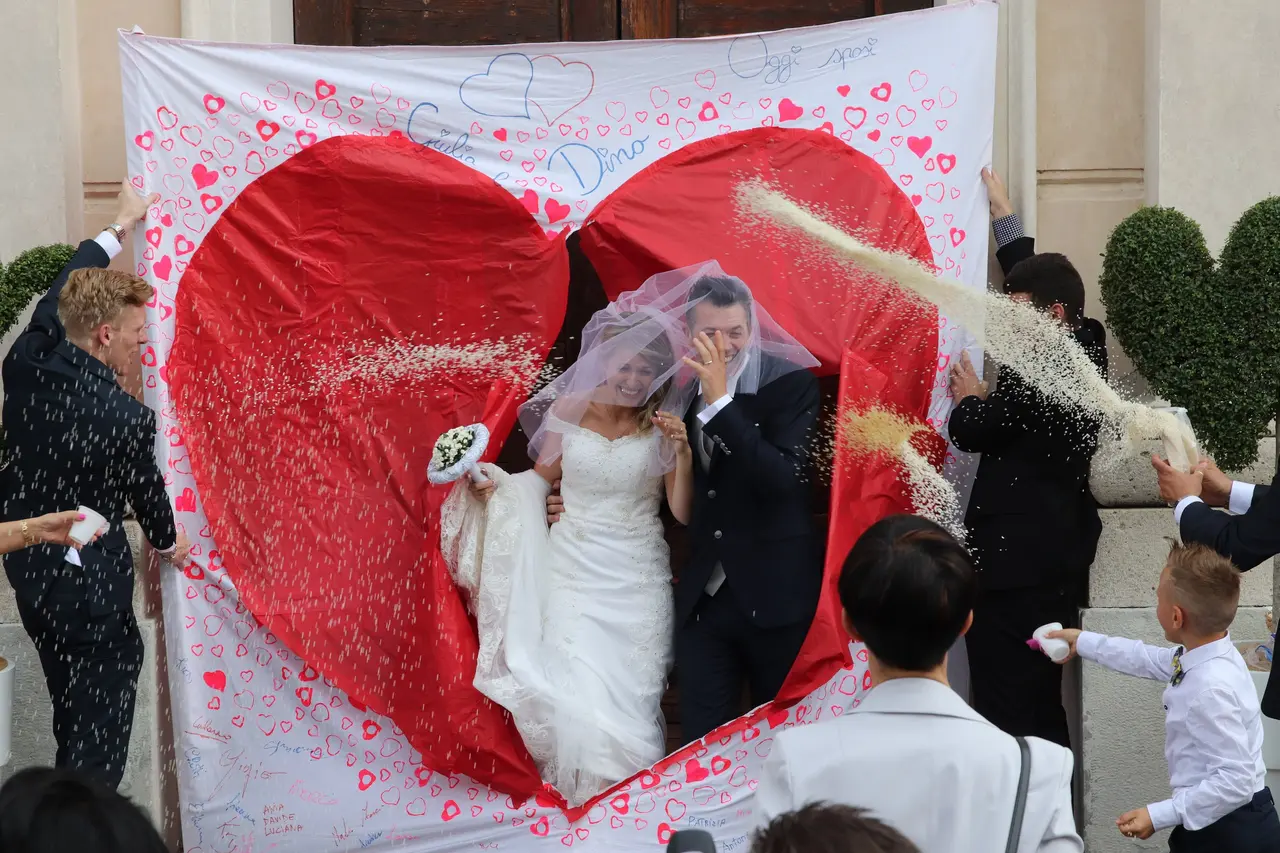 Lancio del riso con cuore rosso